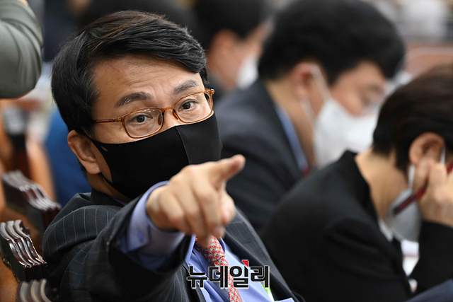 ▲ 윤상현 국민의힘 의원이 6일 오전 국회에서 열린 정무위원회의 금융위원회에 대한 2022년도 국정감사에서 김주현 금융위원장과 한상혁 방송통신위원장에게 질의를 하고 있다.ⓒ강민석 기자