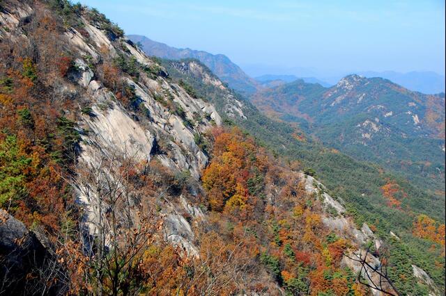 ▲ 등산로 C코스로 하산하면서 바라본 천태산 암벽 구간. ⓒ山 애호가 진경수