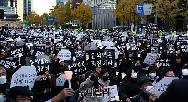 ▲ 촛불행동 집회 참가자들이 5일 오후 서울시청역 인근에서 열린 '이태원 참사 희생자 추모촛불집회'에 참석해 손피켓을 들고 있다. ⓒ이기륭 기자