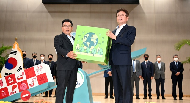 ▲ 경상북도는 지난 4일 오후 경북여성가족플라자 대강당에서 이철우 경북도지사, 배한철 도의회 의장 및 관내 유관기관장, 시민단체 등 관계자 150여 명이 참석한 가운데 ‘경북 2050 탄소중립 비전 보고회’를 열었다.ⓒ경북도