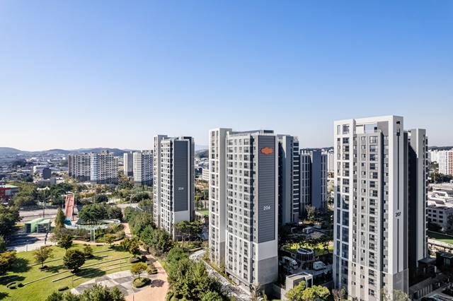 ▲ DL이앤씨가 개발한 '내구성 향상 페인트 기술'이 처음으로 적용된 'e편한세상 김포 어반베뉴'. ⓒDL이앤씨