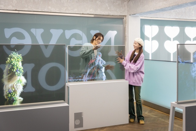 ▲ 서울 성수동 복합문화공간 '쎈느'에서 열린 LG디스플레이 OLED 디지털아트전 '네버 얼론'. ⓒLG디스플레이