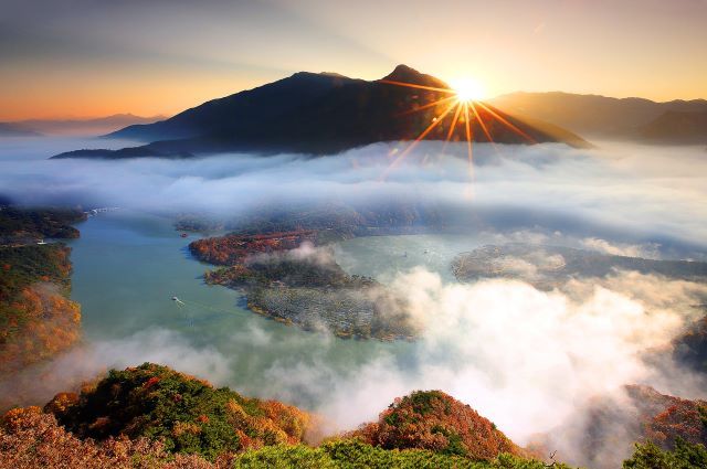 ▲ 괴산 산막이옛길에서 바라본 연해협 정면부 구름 모습.ⓒ괴산군