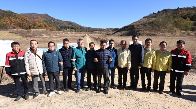 ▲ 예천 사업현장에는 김학동 예천군수, 이형식 도의원, 최병욱 예천군의회의장 및 마을이장 등 30여명이 참석했다.ⓒ경북도