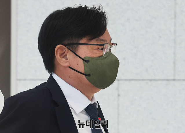 ▲ 쌍방울 그룹으로부터 억대의 금품을 수수한 혐의를 받고 있는 이화영 킨텍스 대표가 지난 9월 27일 경기 수원지방법원에서 열리는 사전구속영장 실질심사(구속 전 피의자심문)에 출석하고 있다. ⓒ정상윤 기자