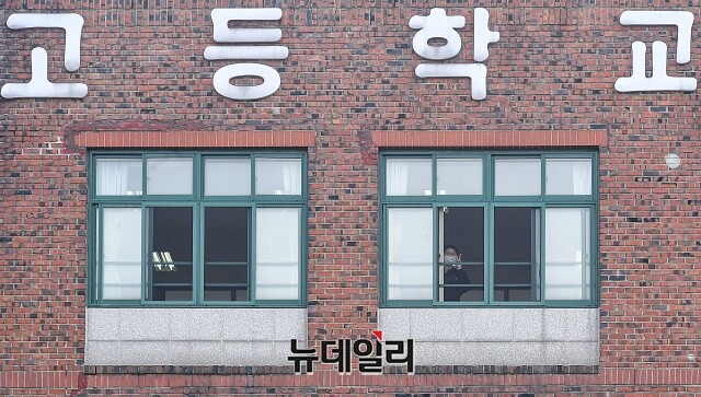 ▲ 고교학점제를 미리 도입한 연구학교들 사이에 진로선택과목 개설 수의 편차가 큰 것으로 나타났다. 사진은 서울시내 한 고등학교.ⓒ정상윤 기자