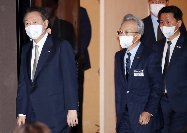 ▲ '제8회 중견기업인의 날 기념식' 행사장에 입장하는 윤석열 대통령과 최진식 한국중견기업연합회 회장.ⓒ중견련