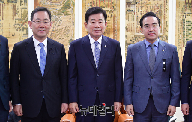 ▲ 김진표 국회의장, 주호영 국민의힘 원내대표, 박홍근 더불어민주당 원내대표가 7일 국회 의장실에서 회동을 갖기에 앞서 기념촬영을 갖고 있다. ⓒ이종현 기자