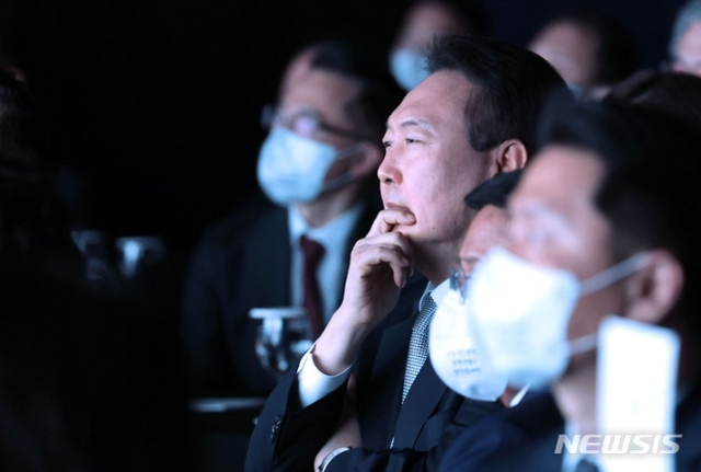 ▲ 윤석열 대통령이 7일 서울 중구 더플라자 호텔에서 열린 제8회 중견기업인의 날 기념식에서 주제영상을 시청하고 있다. ⓒ뉴시스