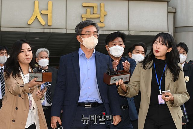 ▲ 북한군에게 피살된 해수부 공무원 사건과 관련해 혐의를 받고 있는 서욱 전 국방부 장관이 지난달 21일 오후 서울 서초구 중앙지법에서 열린 영장실질심사를 마치고 법원을 나서고 있다. 해수부 공무원 유족은 법원을 나서는 서 전 장관에게 항의하기도 했다. ⓒ강민석 기자