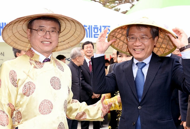 ▲ 응우옌부뚱 베트남 대사(오른쪽)는 “양국간 협력관계는 견고하게 구축돼 있다”며, “이번 행사를 통해 한국과 베트남의 협력관계를 더욱 공고히 하는 디딤돌이 될 것이다”라고 기대감을 나타냈다.ⓒ경북도