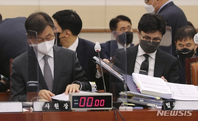 ▲ 최재해 감사원장과 한동훈 법무부 장관이 7일 서울 여의도 국회에서 열린 법제사법위원회 제5차 전체회의에 출석해 자료를 살펴보고 있다.ⓒ뉴시스