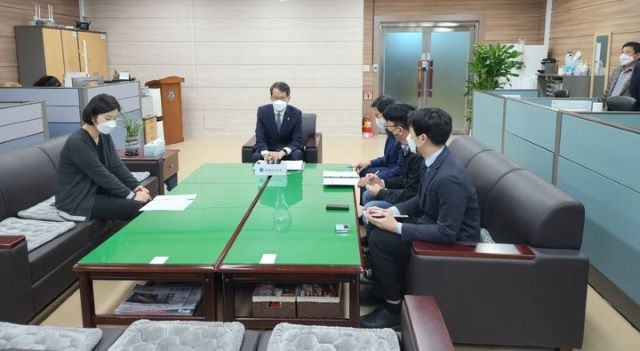 ▲ 안용모 충북교육청 행정국장(가운데)이 7일 도교육청에서 브리핑을 열고 내년도 3월 1일자 조직 개편안을 발표하고 있다.ⓒ충북교육청