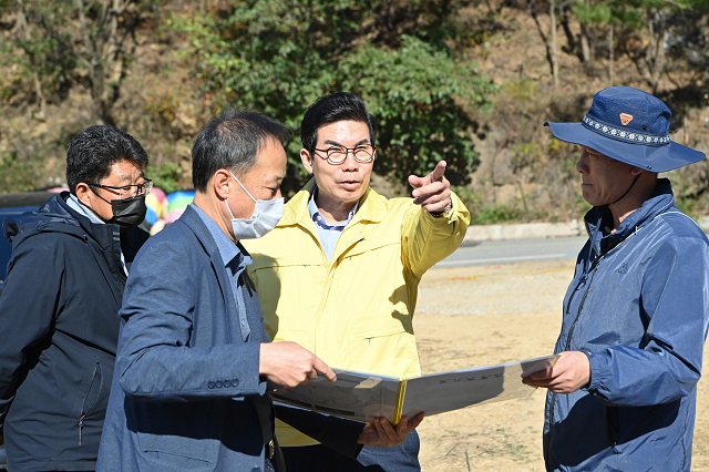 ▲ 김광열 군수가 직원들과 블루로드 안전 점검에 나서고 있다.ⓒ영덕군