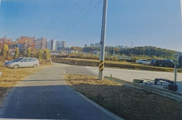 ▲ 공주시 월송동 주민들이 도로확보가 부실하다며 정비공장 설립을 반대하고 있다.사진은진입도로.ⓒ월송동 주민