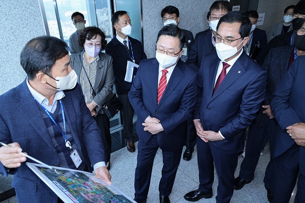 ▲ 이장우 대전시장, 동구 구민과 대화의 시간 가져01(역세권개발지 방문).ⓒ대 전동구
