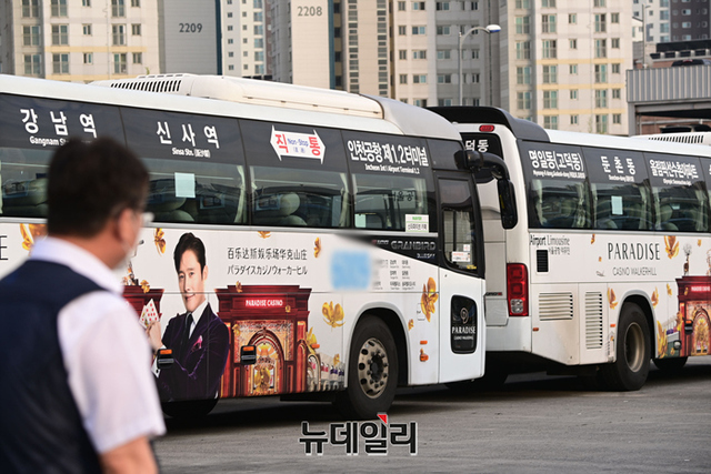 ▲ 코로나 방역 해제로 늘어난 해외여행도 경상수지 악화의 요인이다. 사진은 차고지에 주차된 공항버스ⓒ뉴데일리DB