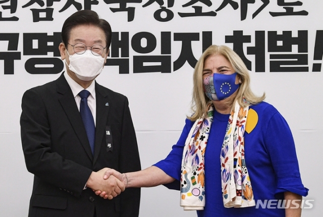 ▲ 이재명 더불어민주당 대표가 8일 서울 여의도 국회에서 마리아 카스티요 페르난데즈 주한 EU대사와 접견 악수를 하고 있다. ⓒ뉴시스
