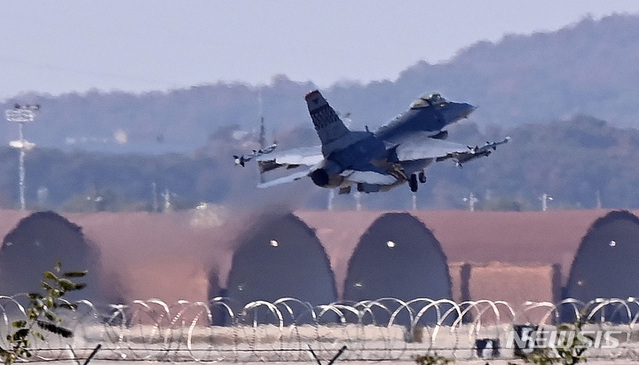 ▲ '비질런트 스톰(Vigilant Storm)' 훈련기간이었던 지난 4일 경기도 평택시 주한미공군 오산기지에서 F-16 전투기가 이륙하고 있다. ⓒ 뉴시스