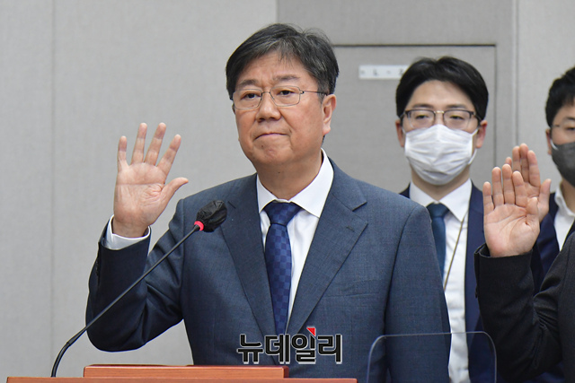 ▲ 김대기 대통령실 비서실장이 8일 국회에서 열린 운영위원회의 대통령 비서실, 국가안보실, 경호처 등에 대한 국정감사에서 증인선서를 하고 있다.ⓒ이종현 기자
