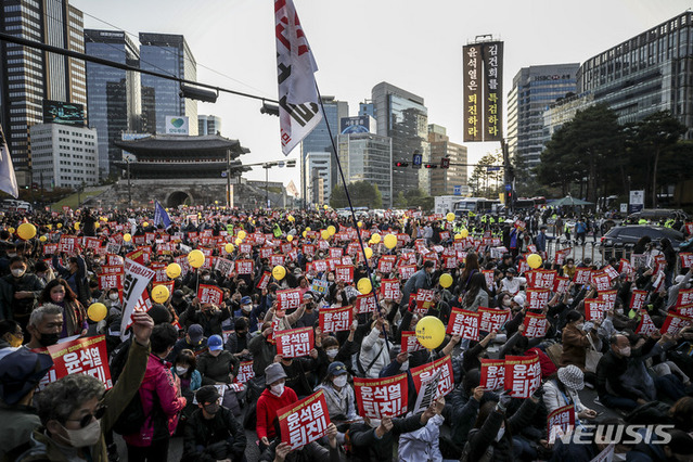 ▲ 10월22일 서울 중구 태평로에서 열린 촛불행동 김건희 특검 윤석열 퇴진 11차 전국집중 촛불대행진에서 참가자들이 피켓을 들고 구호를 외치고 있다. ⓒ뉴시스