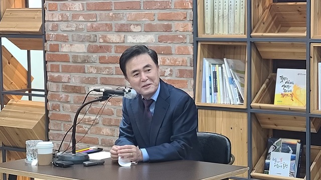 ▲ 김태흠 충남도지사가 8일 도청에서 국제대학스포츠연맹(FISU) 총회 충청권 공동개최와 관련한 입장을 밝히고 있다.ⓒ김정원 기자