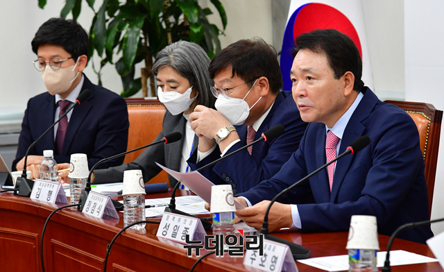 ▲ 성일종 국민의힘 정책위의장이 지난 9월26일 국회에서 열린 비상대책위원회의에 참석하기 위해 입장하고 있다.ⓒ이종현 기자