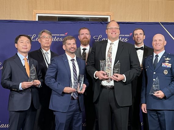 ▲ 지난 3일(현지시각) 미국 에비에이션 위크 연례 시상식에 참석한 KAI의 KF-X 개발 책임자인 차재병 상무(수석 엔지니어)와 이일우 기술고문(왼쪽부터)이 기념사진을 찍고 있다.  ⓒKAI