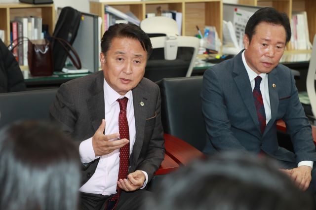 ▲ 김영환 충북도지사가 8일 도청 기자실에서 네덜란드 방문 일정을 설명하고 있다.ⓒ충북도