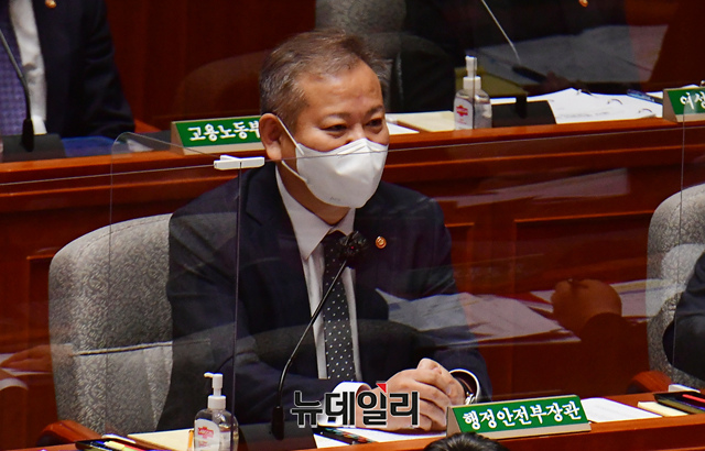 ▲ 이상민 행정안전부 장관이 8일 국회에서 열린 예산결산특별위원회 전체회의에 출석해 의원들의 질의에 답하고 있다. ⓒ이종현 기자