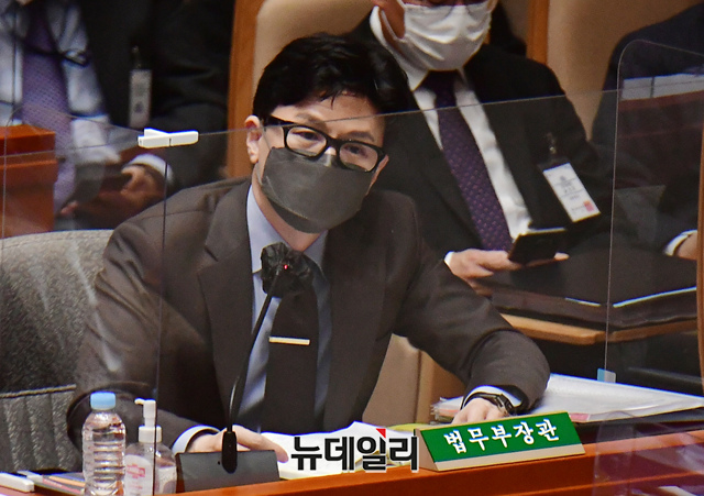▲ 한동훈 법무부 장관이 8일 국회에서 열린 예산결산특별위원회 전체회의에 출석해 의원들의 질의에 답하고 있다. ⓒ이종현 기자