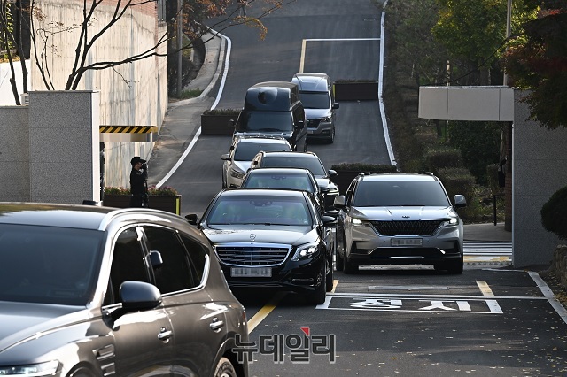 ▲ 윤석열 대통령이 8일 오전 서울 한남동 관저에서 첫 출근 하는 모습.ⓒ대통령실 제공(경호처 촬영)