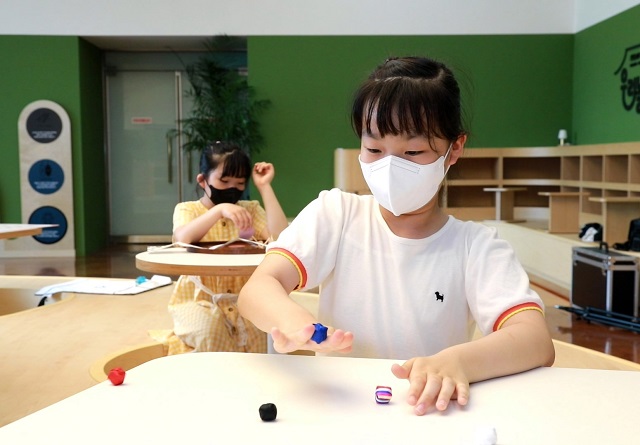 ▲ 어린이가 경주엑스포대공원 우리놀이터에서 공기놀이를 하고 있다.ⓒ경주엑스포