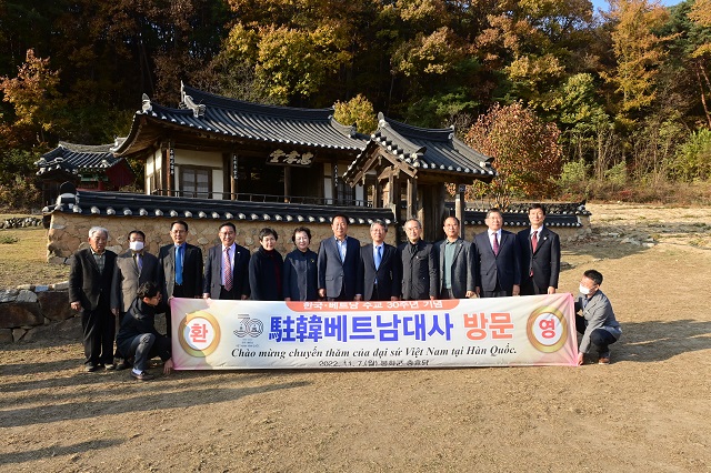 ▲ 응우옌 부 뚱 주한 베트남 대사가 지난 7일 봉화군을 방문해 일행들과 기념촬영을 하고 있다.ⓒ봉화군