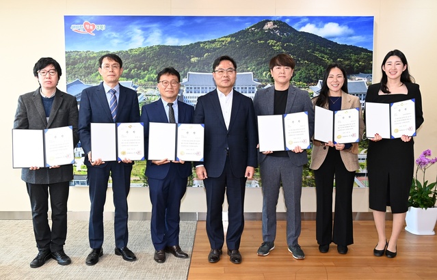 ▲ 경상북도는 8일 도청 행정부지사실에서 ‘2022 혁신 및 적극행정 우수사례 경진대회’ 시상식을 개최하고 수상기관에 상패 및 포상금을 수여했다.ⓒ경북도