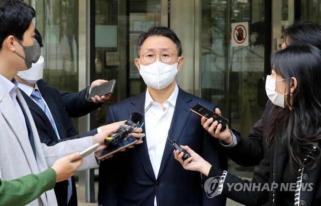 ▲ 뇌물수수 혐의로 고위공직자범죄수사처(공수처)가 출범 후 처음 기소한 김형준 전 부장검사가 9일 오전 서울 서초구 중앙지법에서 열린 1심 선고를 마친 뒤 취재진의 질문에 답하고 있다.(공동취재) ⓒ연합뉴스