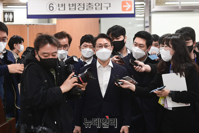 ▲ 뇌물수수 혐의로 고위공직자범죄수사처에서 '1호'로 기소된 김형준 전 부장검사가 지난 4월22일 오전 서울 서초구 서울중앙지법에서 1심 첫 공판을 마친 직후 법원을 나서고 있다. ⓒ강민석 기자