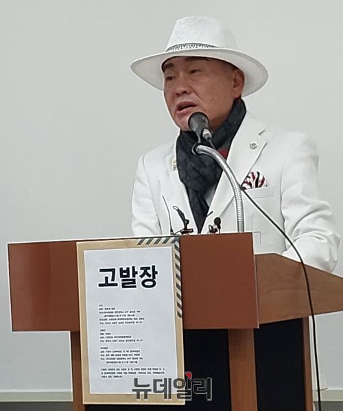 ▲ 오천도 애국국민운동대연합 대표가 9일 충북 청주시청 브리핑룸에서 기자회견을 열고 청주시청 옛 본관동 철거에 대한 반대 입장문을 언론에 배포한 문화재청 문화재위원회 분과위원장단을 자신을 포함한 37개 단체 명의로 고발 조치하겠다고 밝히고 있다.ⓒ김동식 기자