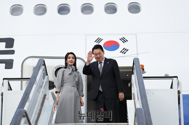 ▲ 지난 9월19일(현지시각) 고(故) 엘리자베스 2세 여왕 장례식 참석을 마친 윤석열 대통령과 배우자 김건희 여사가 런던 스탠스테드 국제공항에서 유엔 총회 기조연설을 위해 뉴욕으로 향하는 공군 1호기에 올라 인사하고 있다.ⓒ대통령실 제공