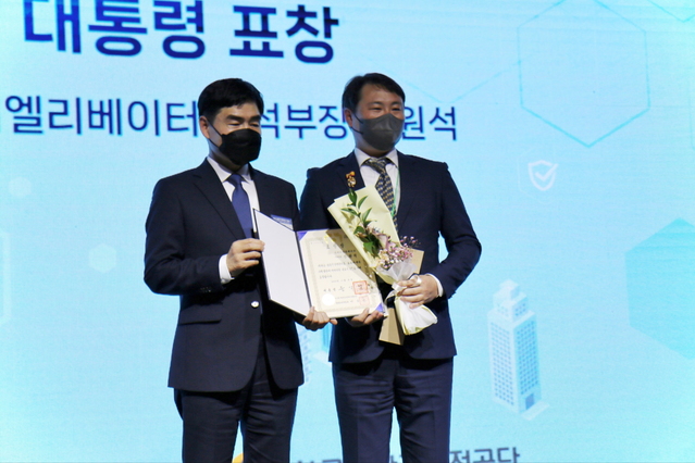 ▲ 장원석(오른쪽) 서비스 효율혁신팀장이 대통령 표창을 수상한 뒤 기념촬영을 하고 있다. ⓒTK엘리베이터코리아