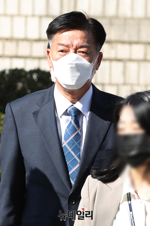 ▲ 서해 공무원 피격 사건과 관련해 직권남용, 허위공문서작성, 사자명예훼손 등 혐의를 받고 있는 김홍희 전 해양경찰청장이 지난달 21일 오후 서울 서초구 중앙지법에서 열린 구속 전 피의자심문(영장실질심사)에 출석하고 있다. ⓒ강민석 기자