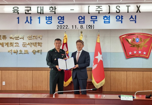 ▲ STX는 8일 육군대학과 1사 1병영 협약을 체결했다.박상준 STX 대표(우)와 이승찬 육군대학 총장(좌).ⓒSTX