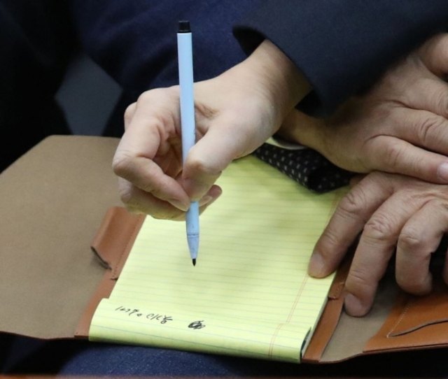 ▲ 김은혜 홍보수석이 8일 국회 운영위원회의 대통령실 국정감사에서 강득구 더불어민주당 의원의 질의 도중 옆자리에 앉은 강승규 시민사회수석 메모지에 '웃기고 있네'라고 적고 있다. ⓒ이데일리 제공