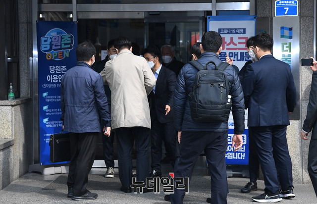 ▲ 검찰이 이재명 더불어민주당 대표 측근 정진상 당 대표 정무조정실장의 뇌물 등 혐의 관련해 9일 서울 여의도 민주당사에 대한 압수수색을 위해 입장하고 있다. ⓒ이종현 기자