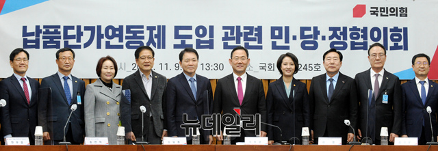 ▲ 주호영 국민의힘 원내대표, 성일종 정책위의장, 이영 중소벤처기업부 장관, 김기문 중소기업중앙회 회장을 및 참석자들이 9일 국회에서 열린 납품단가연동제 도입 관련 민·당·정협의회에서 기념촬영을 하고 있다.ⓒ이종현 기자