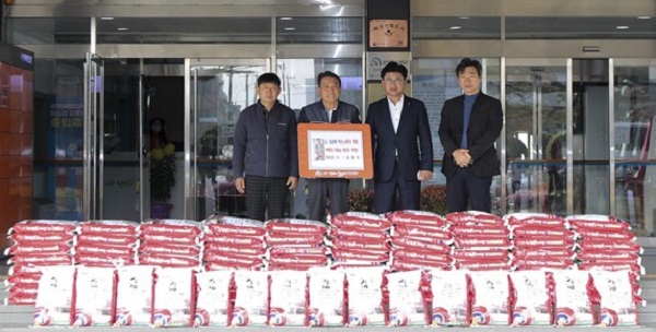 ▲ 김오식 명일 대표가 모친 추모 후원 물품(백미 10kg, 95포)를 대덕구에 기탁했다.ⓒ대전 대덕구