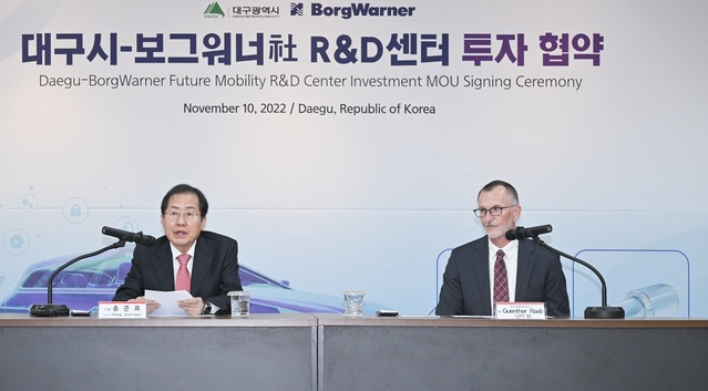 ▲ 대구시는 10일 오전 11시 30분 대구시청 산격청사에서 글로벌 자동차부품기업인 미국 보그워너社(대표 프레드릭 리살데)와 미래차 전동화부품 R&D센터 설립 투자유치 협약을 체결했다.ⓒ대구시