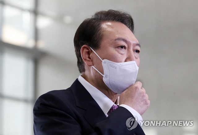 ▲ 윤석열 대통령이 10일 오전 서울 용산 대통령실 청사 출근길에 기자들과 질의응답을 하고 있다.ⓒ연합뉴스(사진=대통령실통신사진기자단)