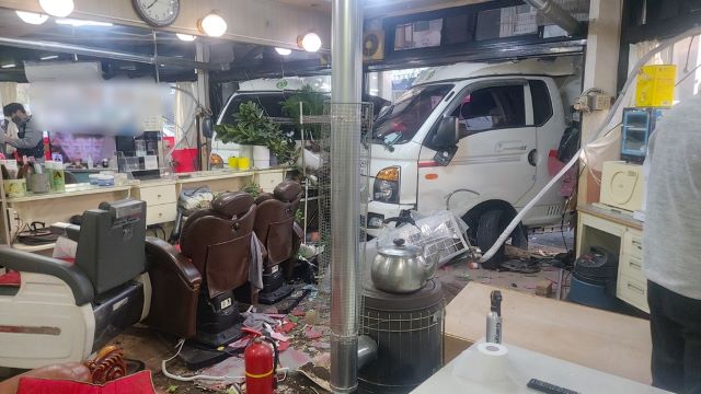 ▲ 10일 오전 7시 22분쯤 청주시 흥덕구 봉명동에서 1t 화물차가 이발관으로 돌진하는 사고가 발생했다.ⓒ청주서부소방서