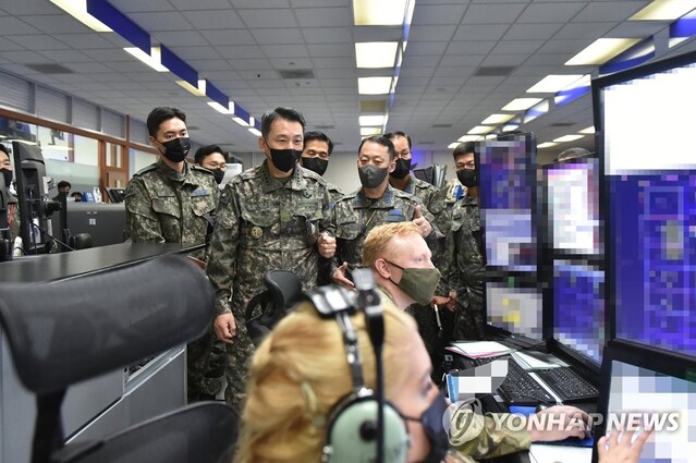 ▲ 김승겸 합동참모본부 의장이 지난달 31일 공군 중앙방공통제소에서 대비태세를 점검하고 있다. ⓒ 연합뉴스